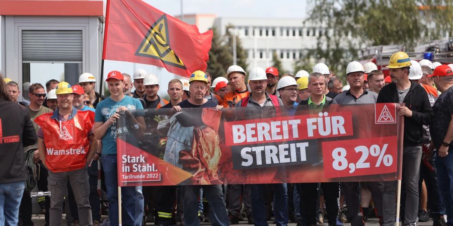 Beschäftigte der Ilsenburger Grobblech GmbH, beteiligen sich an einem Warnstreik.
