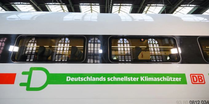 Wer mit dem ICE fährt, braucht kein schlechtes Klimagewissen haben? Immerhin, so bewirbt die Deutsche Bahn ihren Fernverkehr, führen die Schnellzüge mit 100 Prozent Grünstrom. Wer mit dem ICE fährt, braucht kein schlechtes Klimagewissen haben? Immerhin, so bewirbt die Deutsche Bahn ihren Fernverkehr, führen die Schnellzüge mit 100 Prozent Grünstrom.