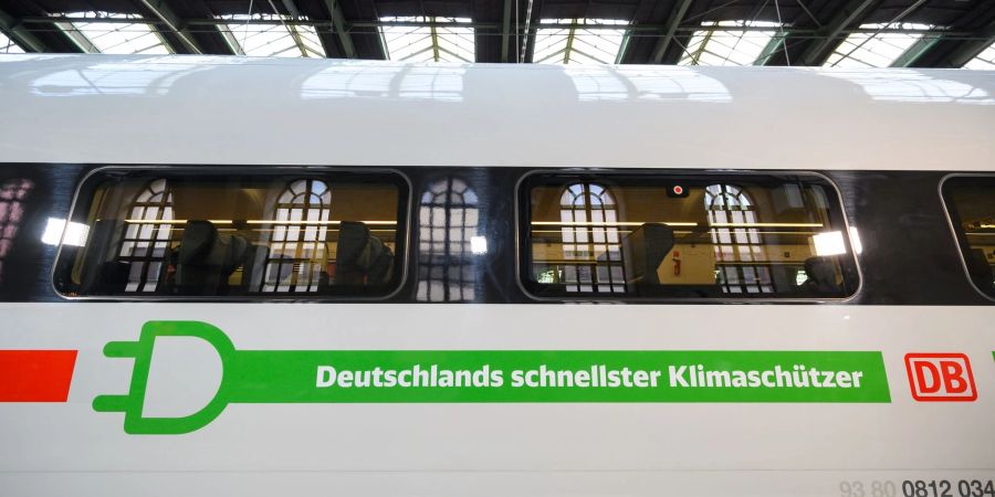 Wer mit dem ICE fährt, braucht kein schlechtes Klimagewissen haben? Immerhin, so bewirbt die Deutsche Bahn ihren Fernverkehr, führen die Schnellzüge mit 100 Prozent Grünstrom.