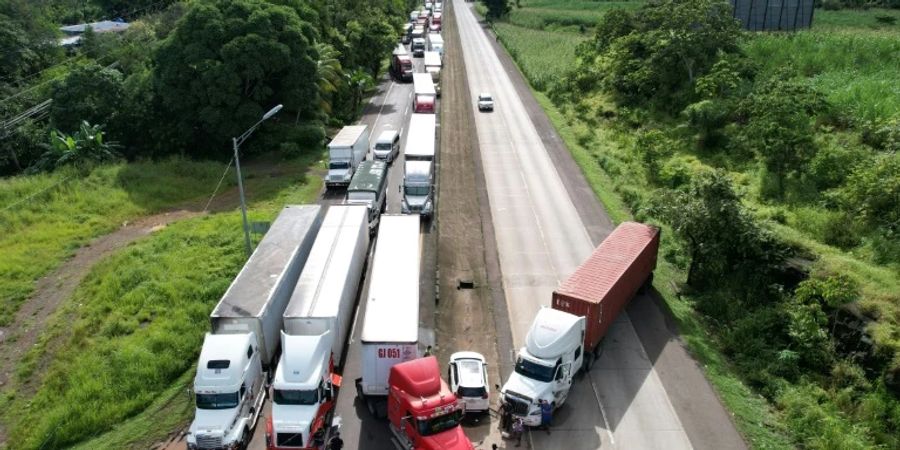 Eine Strassenblockade auf der Schnellstrasse Panamericana