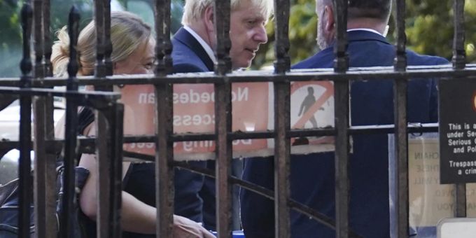 Boris Johnson (M), Premierminister von Grossbritannien, verlässt die 10 Downing Street. Die Konservative Partei drückt bei der Suche nach einer Nachfolge des britischen Premierministers Boris Johnson aufs Tempo. Foto: Stefan Rousseau/PA/dpa Boris Johnson (M), Premierminister von Grossbritannien, verlässt die 10 Downing Street. Die Konservative Partei drückt bei der Suche nach einer Nachfolge des britischen Premierministers Boris Johnson aufs Tempo. Foto: Stefan Rousseau/PA/dpa