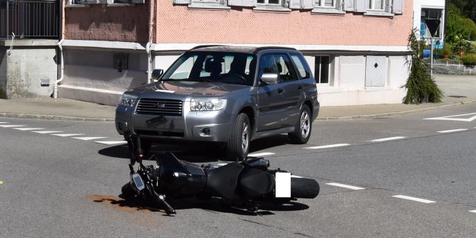 Wald: Kollision zwischen Auto und Motorrad