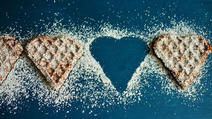 Wirklich mit Herz gebacken: die Waffeln für Ihre Liebsten. Waffelherzen Puderzucker blau Umriss