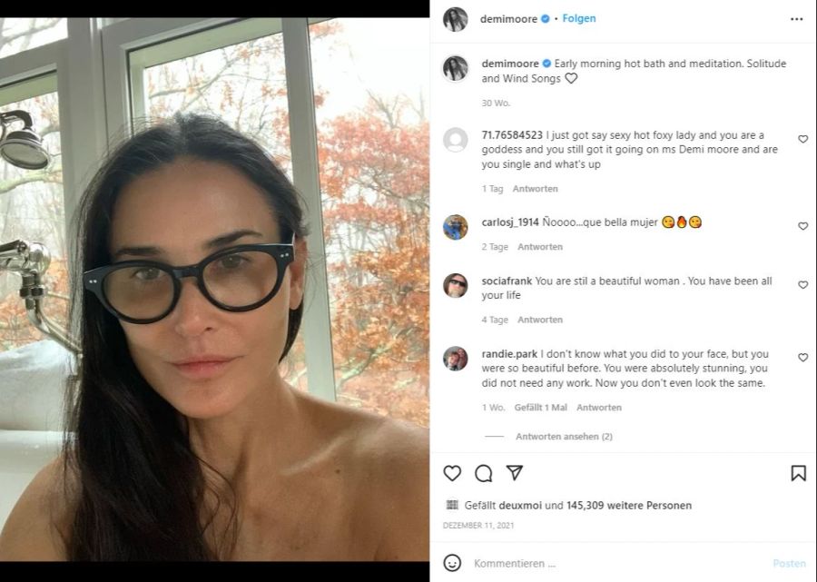 Demi Moore zeigt sich ohne Schminke, dafür mit dicker Brille.