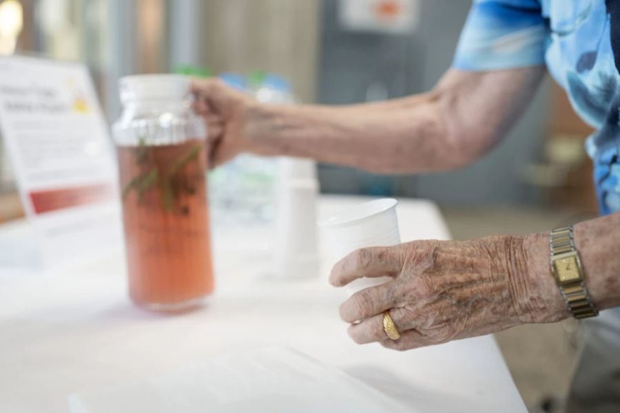 Wegen fehlendem Durstgefühl trinken ältere Menschen oft zu wenig, sagt der Arzt Franz Haller.