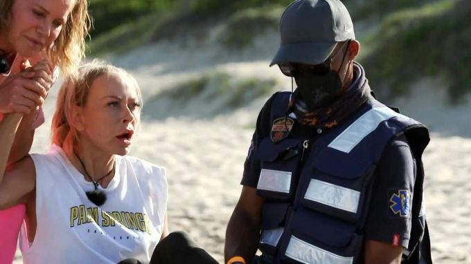 Jenny verstauchte sich beim Wasserspiel einen Zeh. prominent getrennt
