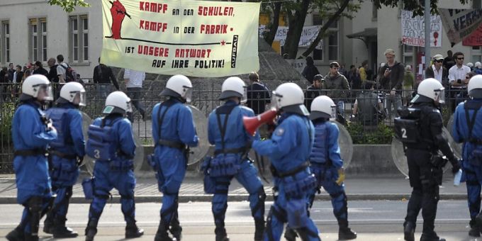 Die Polizei kesselte am 1. Mai 2011 in Zürich über 500 Personen ein. Der Europäische Gerichtshof für Menschenrechte (EGMR) in Strassburg hat nun eine Beschwerde gegen den Polizeieinsatz gutgeheissen. (Archivbild) polizei zürich egmr