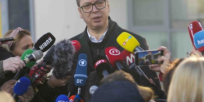 Der serbische Präsident Aleksandar Vucic spricht mit den Medien, nachdem er seine Stimme bei den vorgezogenen Parlamentswahlen abgegeben hat. (Archivbild) Foto: Darko Vojinovic/AP Der serbische Präsident Aleksandar Vucic spricht mit den Medien, nachdem er seine Stimme bei den vorgezogenen Parlamentswahlen abgegeben hat. Foto: Darko Vojinovic/AP