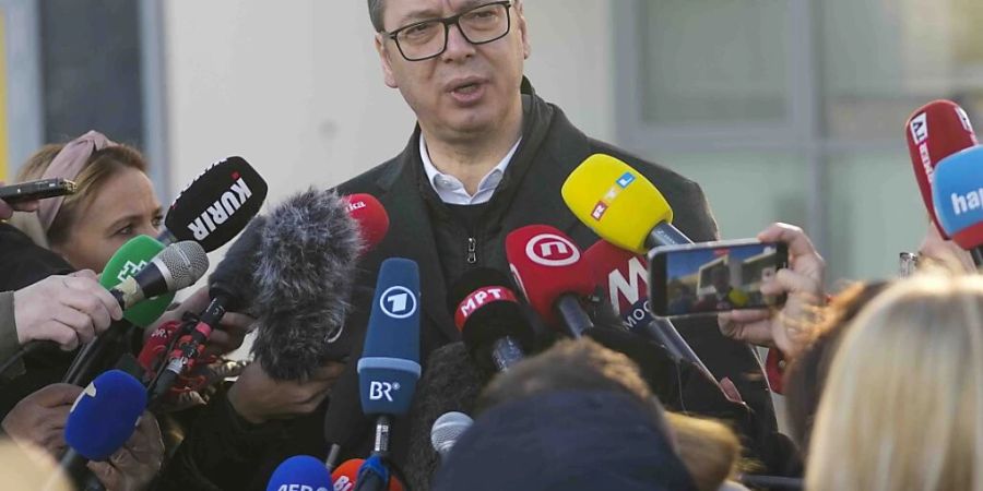 Der serbische Präsident Aleksandar Vucic spricht mit den Medien, nachdem er seine Stimme bei den vorgezogenen Parlamentswahlen abgegeben hat. Foto: Darko Vojinovic/AP