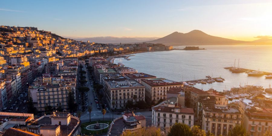 blick auf napoli hafen