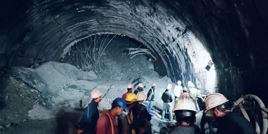 Rettungskräfte in dem eingestürzten Strassentunnel im nordindischen Uttarakhand, in dem etwa 40 Arbeiter verschüttet wurden.