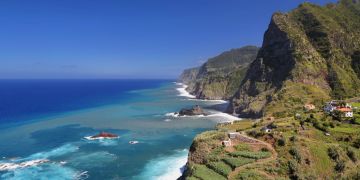 Blick auf die Küste einer grünen Insel, Madeira.