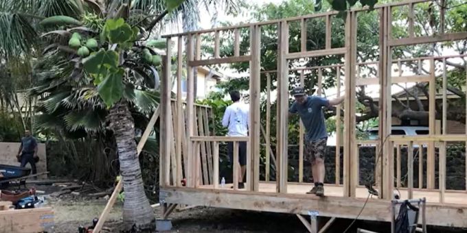 Nach verheerenden Bränden auf Hawaii verloren zahlreiche Menschen ihr Daheim. Jetzt entstehen neue Häuser. Hawaii Brände