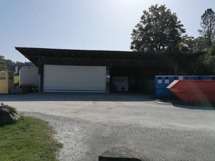 An diesem Platz wird in St. Antoni zweimal jährlich das Altpapier eingesammelt. Von dem dafür benötigten Container keine Spur.
