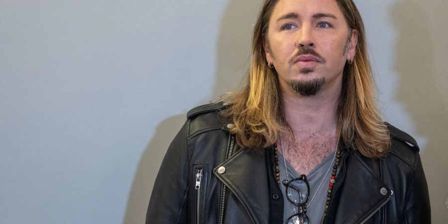 Gil Ofarim steht im Saal des Landgerichts in Leipzig. Hier beginnt der Prozess gegen den Musiker wegen falscher Verdächtigung und Verleumdung.