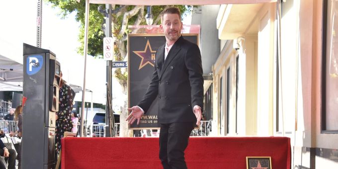 Macaulay Culkin posiert bei seinem Stern auf dem Walk of Fame. Macaulay Culkin