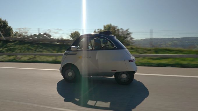 Mit dem Microlino darf Cyndie auf die Autobahn. Er hat eine Höchstgeschwindigkeit von 90 km/h. Microlino