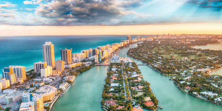 Miami Beach von oben mit Hochhäusern und Gebäuden am Meer.