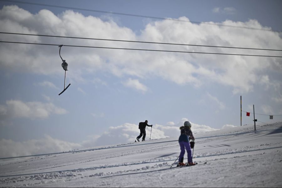 Skitourengänger, die Skipisten zum Aufstieg nutzen, begeben sich gleich mehrfach in Gefahr. (Symbolbild)