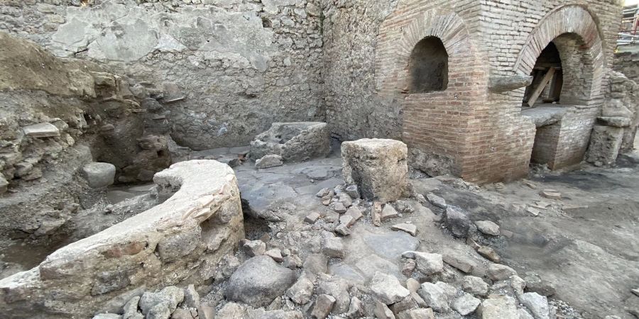 Reste einer etwa 2000 Jahre alten Gefängnisbäckerei, die auf dem Gelände der antiken Stadt Pompeji entdeckt wurden.