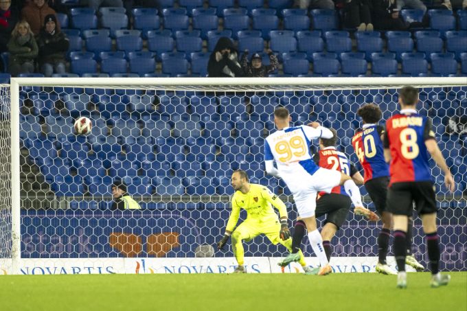 Beim Treffer zum 1:0 für GC durch Babunski ist Mirko Salvi im Tor des FCB machtlos. FCB GC Mirko Salvi