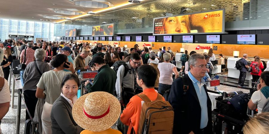 Am Flughafen Zürich spielen sich – wie Aufnahmen einer Leserin zeigen – im Herbst spektakuläre Szenen ab.