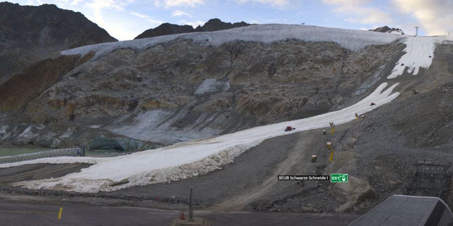 Dieses Bild zeigt den Zielhang in Sölden am 10. Oktober 2023. Ende Oktober findet hier das erste Skirennen der Saison statt.