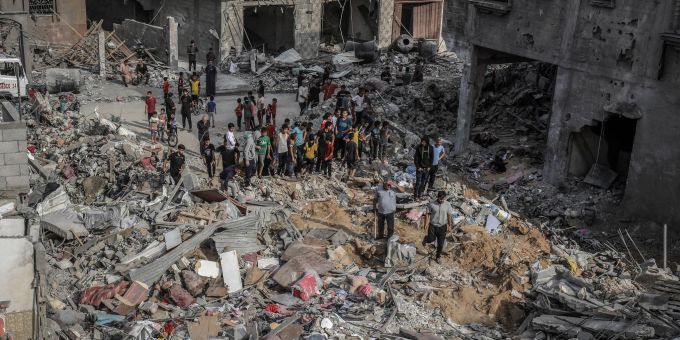 Palästinenser inspizieren zerstörte Gebäude in Rafah. Palästinenser inspizieren zerstörte Gebäude in Rafah.