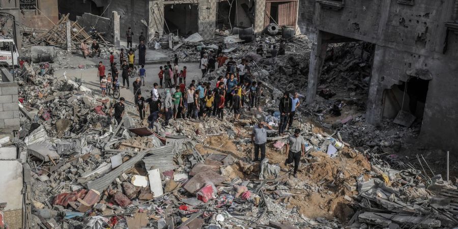 Palästinenser inspizieren zerstörte Gebäude in Rafah.