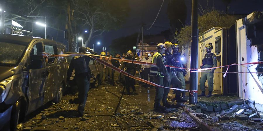 Israelische Sicherheitskräfte inspizieren in Jaffa, einem gemischt arabisch-jüdischen Stadtteil von Tel Aviv, den Ort, der von einer aus dem Gazastreifen abgefeuerten Rakete getroffen wurde. Foto: Itai Ron/AP/dpa