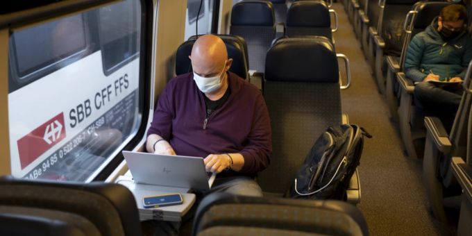 Ein Passagier trägt eine Maske, währenddem er am Laptop arbeitet, in einem SBB-Zug während der Covid-Pandemie in Biel BE, am 23. März 2021. Maskenpflicht ÖV