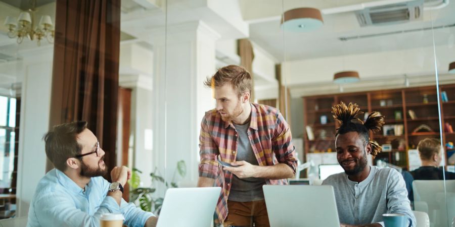 Kollegen Laptops Büro