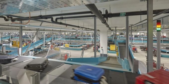 Der Flughafen Zürich nimmt schrittweise eine neue Gepäcksortieranlage in Betrieb. Der Flughafen Zürich nimmt schrittweise eine neue Gepäcksortieranlage in Betrieb.