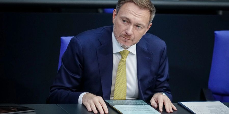 Bundesfinanzminister Christian Lindner auf der Regierungsbank im Bundestag.