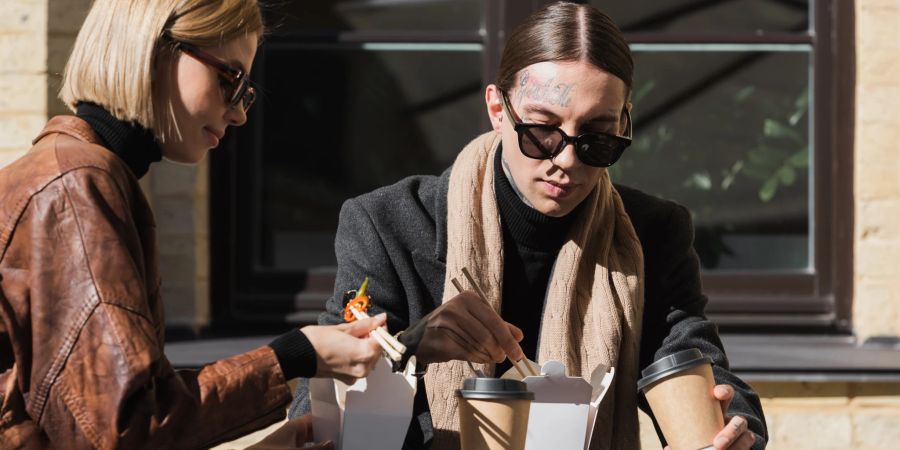 frau und mann beim ersten date