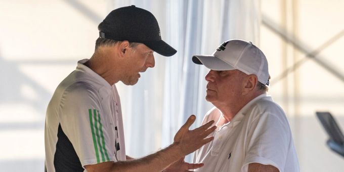 Trainer Thomas Tuchel im Gespräch mit Ehrenpräsident Uli Hoeness. Bayern München