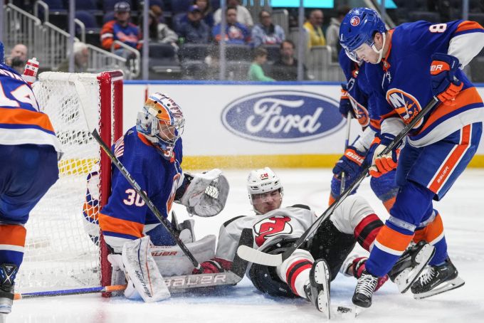 Die New York Islanders können Timo Meier (Mitte) in der NHL nur mit Mühe stoppen. NHL