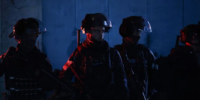 Zwei Palästinenser auf Weg zu Anschlag gefasst. Israelische Polizeibeamte warten gestern auf die Freilassung von Gefangenen im Jerusalemer Stadtteil Silwan, wo ein Geisel- und Gefangenenaustausch zwischen der Hamas und Israel vereinbart wurde. Foto: Ilia Yefimovich/dpa
