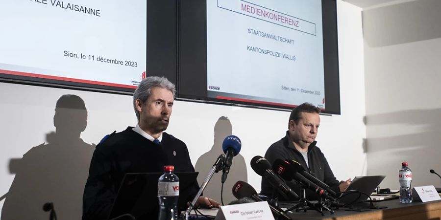 Der Kommandant der Kantonspolizei Wallis, Christian Varone, und der Oberstaatsanwalt des Mittelwallis, Olivier Elsig, bei der Medienkonferenz am Montagabend.