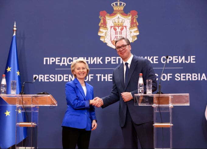 International gibt sich Aleksandar Vucic als proeuropäischer Reformator. Serbien Wahlen Aleksandar Vucic
