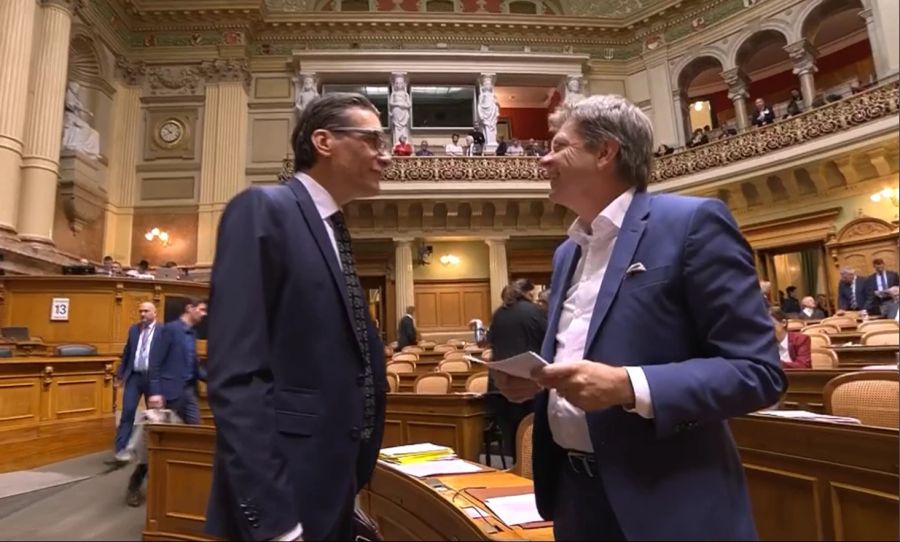 Der Bundesratskandidat der Grünen, Andrey Gerhard, spricht mit Jürg Grossen, GLP-Präsident, am Tag der Bundesratswahlen.