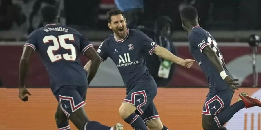 Lionel Messi (M.) feiert seinen ersten Treffer im PSG-Trikot. Foto: Christophe Ena/AP/dpa