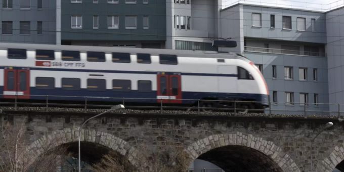 Ein SBB-Zug überquert eine Brücke in Zürich. brücke zürich