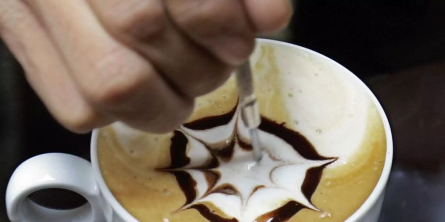 Milch, Kaffee und Schokolade: Alle drei Genussmittel standen schon im Fokus, wenn es darum ging, die Anzahl von Nobelpreisen eines Landes zu erklären. (Archivbild)