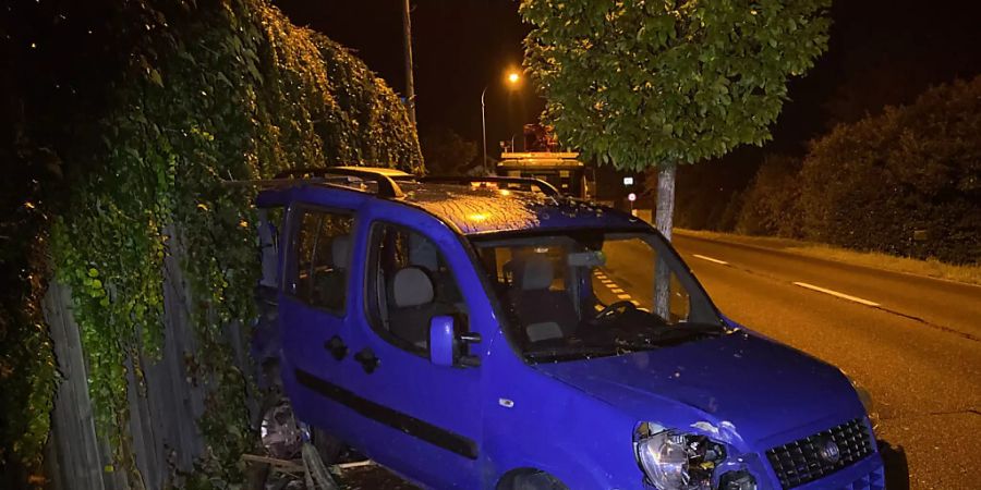 Ende einer Blaufahrt: Der Kleinwagen prallte in Boswil in zwei Bäumchen und in eine Lärmschutzwand.