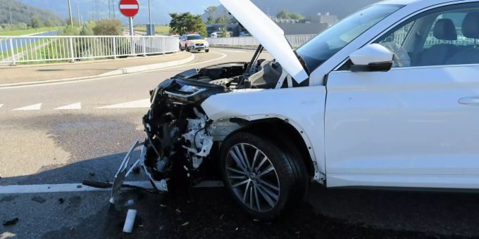 An den beiden Fahrzeugen entstand Sachschaden. Kantonspolizei Glarus