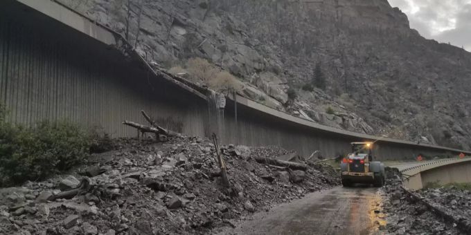 In Colorado mussten 108 Menschen auf der Autobahn übernachten, 28 davon in einem Tunnel. Colorado