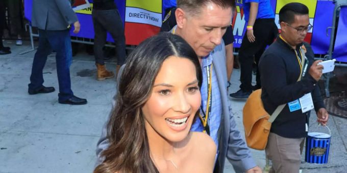 Olivia Munn ist mit John Mulaney zusammen. Olivia Munn
