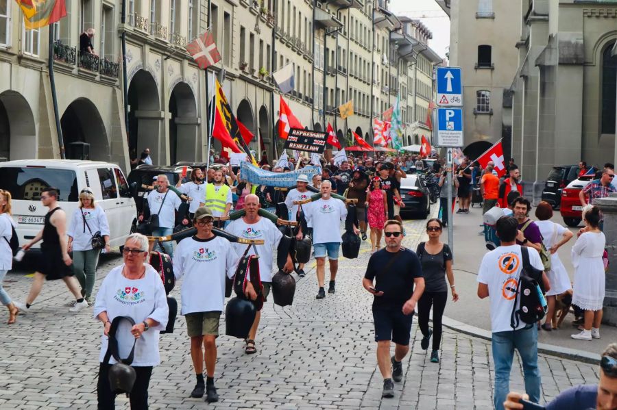 Die Corona-Skeptiker zogen mit Gocken und Fahnen durch die Berner Altstadt.