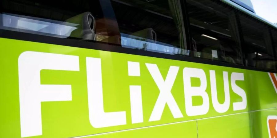 Ein Flixbus steht im Zentralen Omnibusbahnhof in Berlin. Foto: Fabian Sommer/dpa